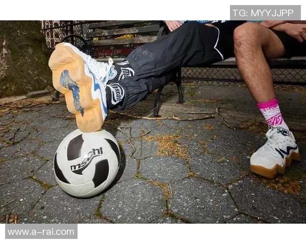 足球明星穿搭品牌揭秘时尚潮流引领者的独特风格与选择 足球明星穿搭品牌揭秘时尚潮流引领者的独特风格与选择