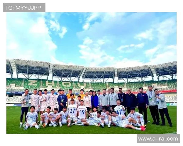 足球明星亲临活动现场与球迷互动共庆足球盛宴欢乐无限 足球明星亲临活动现场与球迷互动共庆足球盛宴欢乐无限