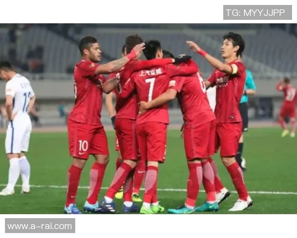 亚洲足球明星齐聚一堂激烈对抗展现精彩比赛瞬间