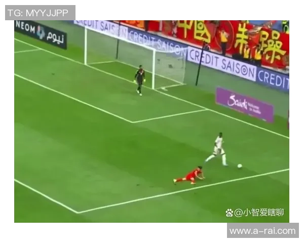 顶级足球明星在比赛中意外受伤引发球迷热议与媒体关注 顶级足球明星在比赛中意外受伤引发球迷热议与媒体关注